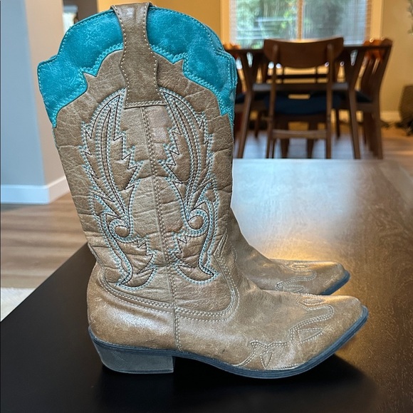 Cimarron brand faux leather tan and turquoise cowgirl boots - Picture 4 of 10